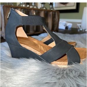 Adrienne Vittadini black wedge